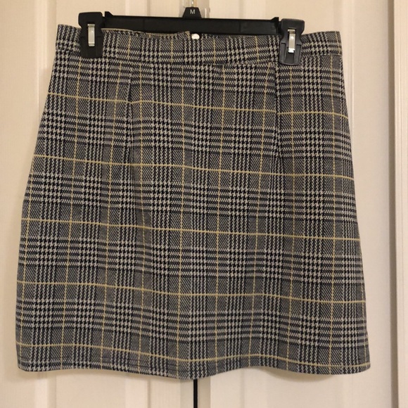 Plaid Mini Skirt 💛🖤 Clueless vibes - Picture 7 of 9